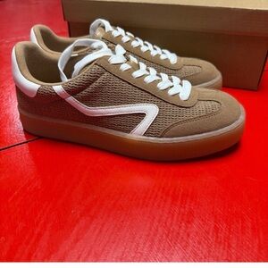 Steve Madden Tan and White Women's Low-Top Sneakers